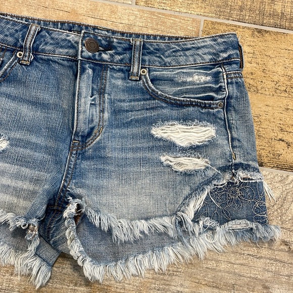 American Eagle Tomgirl Shortie Distressed Floral Embroidered Jean Shorts 4 (big) - Picture 4 of 11